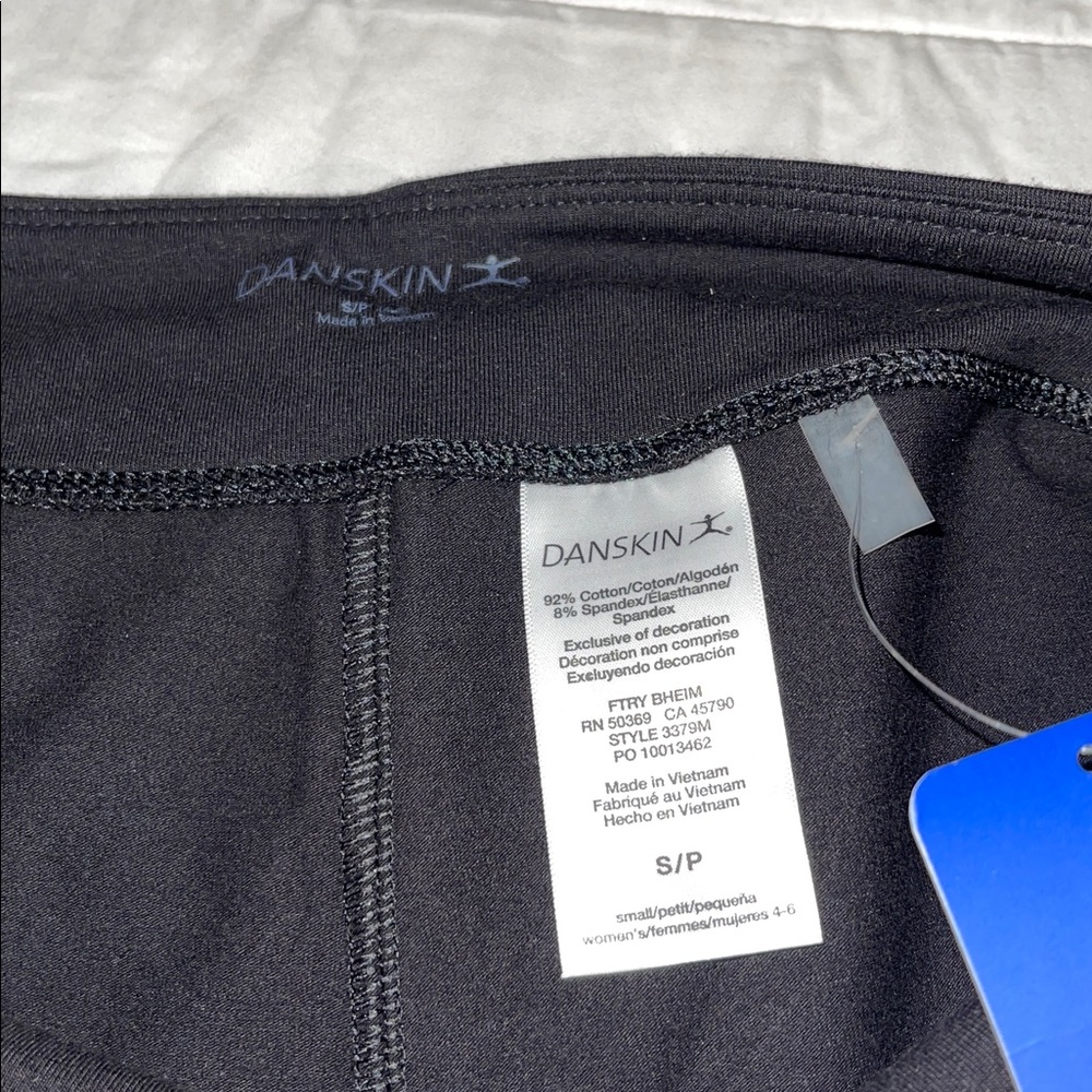 Danskin Black Women’s Athletic Shorts SP (4-6) - Picture 4 of 5